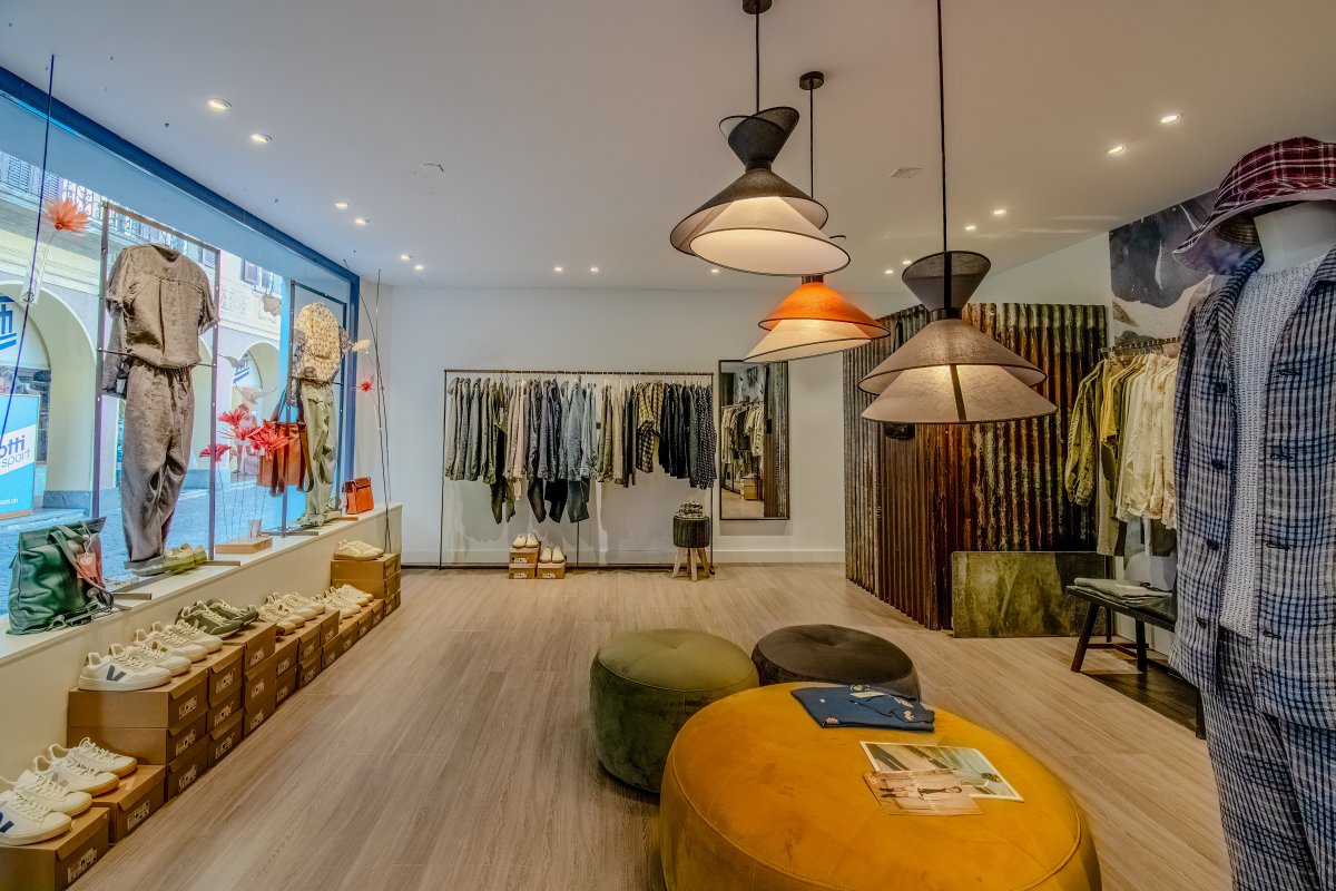 Interno della boutique di abbigliamento uomo Ordine e Disordine a Locarno